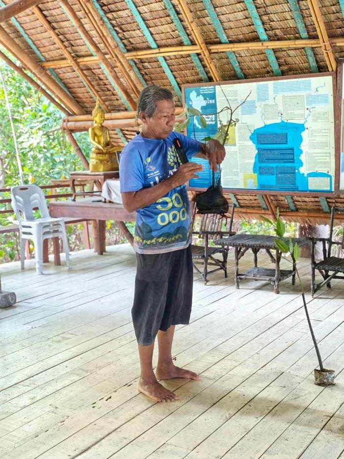 กข.กสอ. จัดกิจกรรม "ปลูกด้วยมือ ฟื้นฟูระบบนิเวศชายทะเลด้วยใจชาวดีพร้อม" ณ โรงเรียนธรรมชาติป่าชายเลน อ.เมือง จ.สมุทรสงคราม